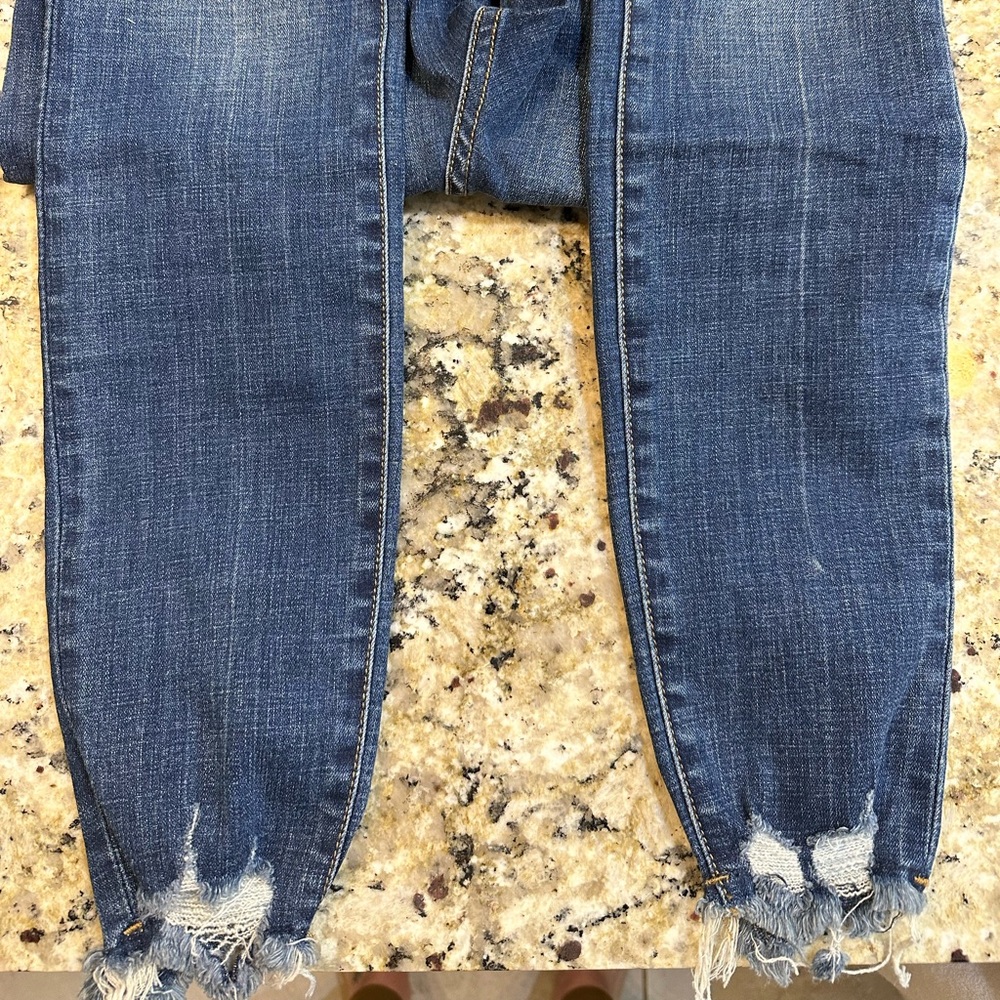 Good American Good Legs Chewed Hem Jeans - Picture 4 of 4
